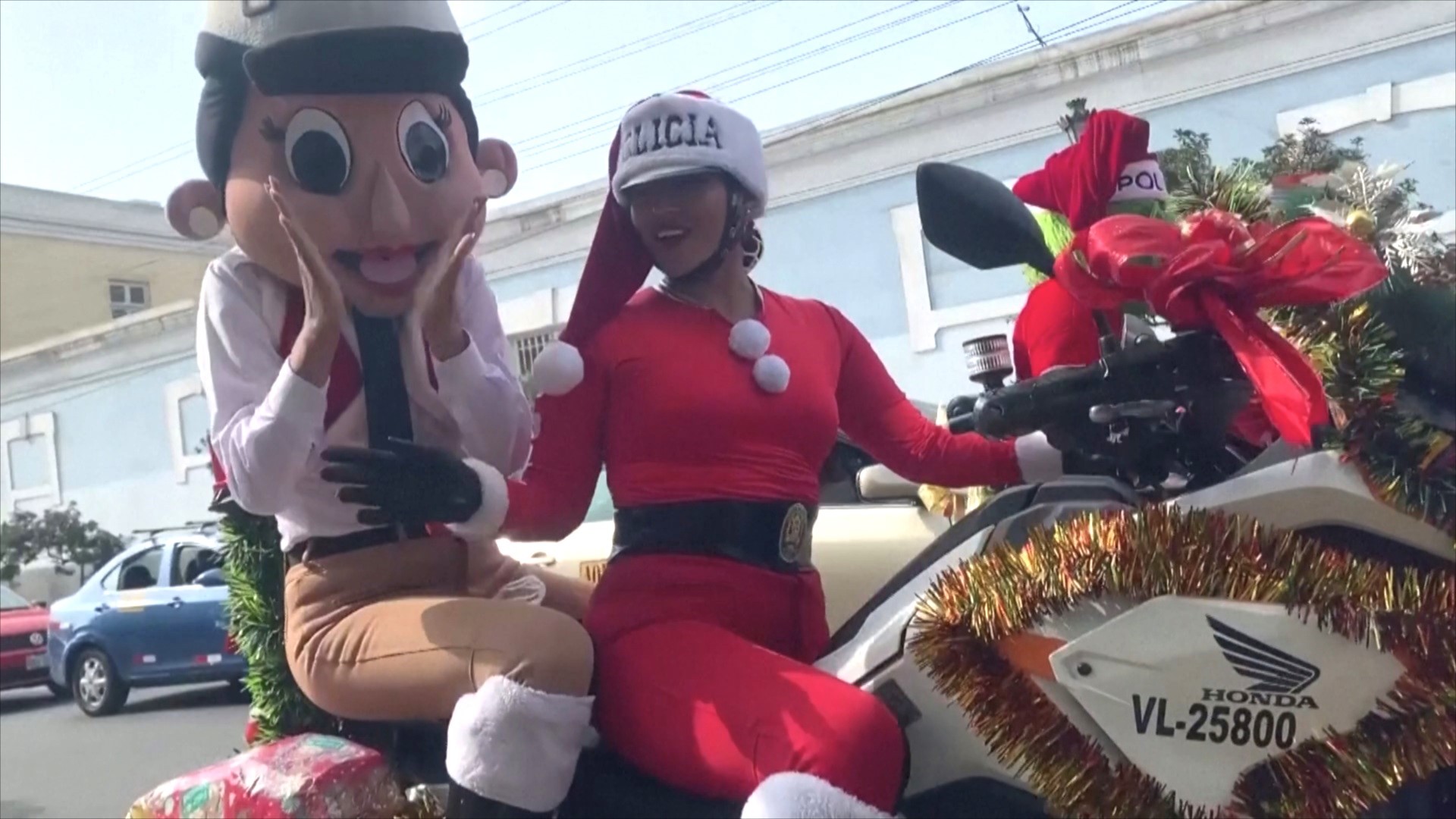 В Перу полицейские в костюмах Санта-Клауса устроили праздник для детей