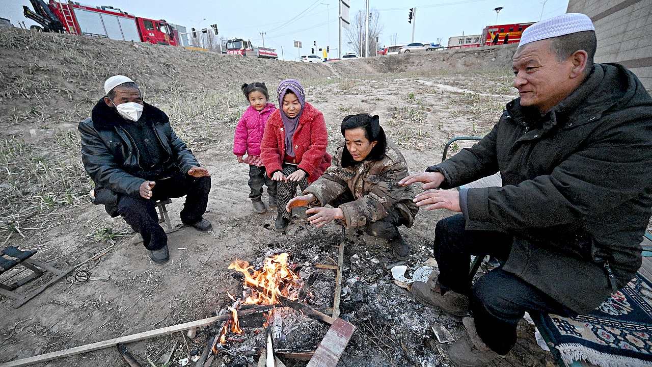 Жители китайских провинций Ганьсу и Цинхай спят на морозе после землетрясения