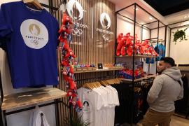 На Рождество парижане и туристы скупают сувениры с олимпийской символикой
