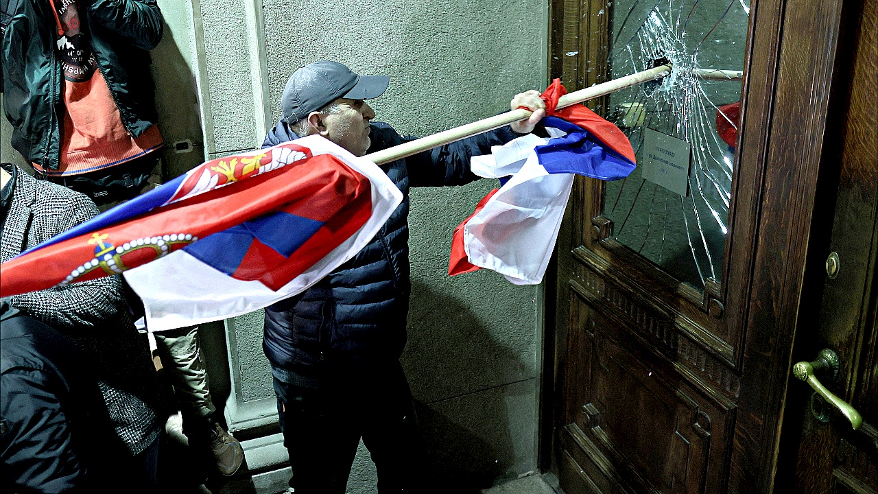 Массовые протесты против фальсификации выборов проходят в Сербии