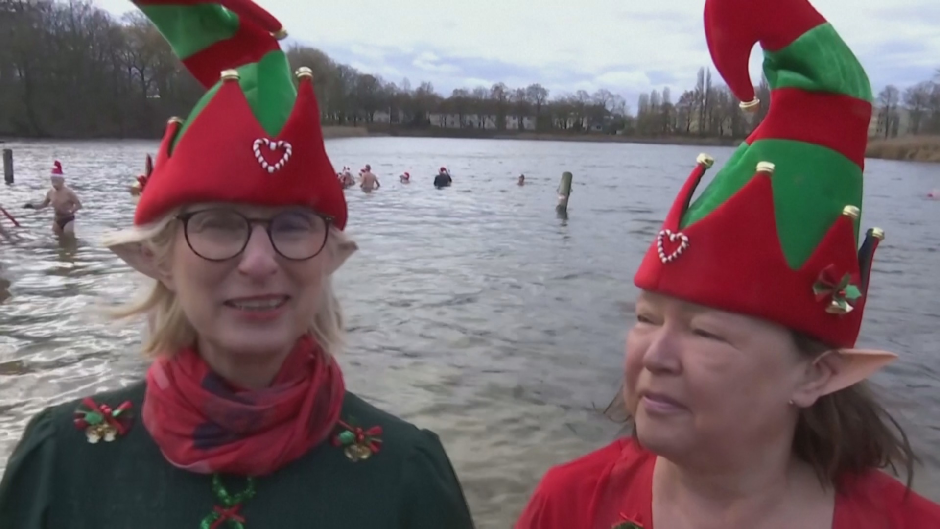 «Берлинские тюлени» отметили Рождество купанием в озере