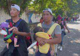 Мигранты продолжают путь к границе Мексики и США и ждут помощи от Байдена