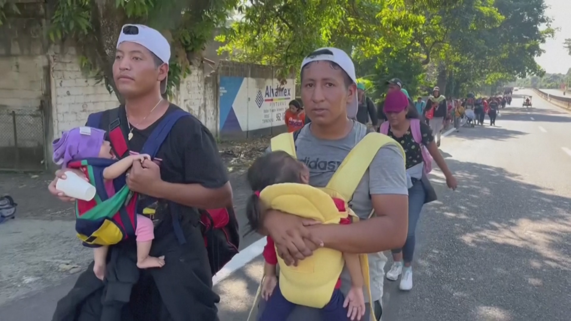 Мигранты продолжают путь к границе Мексики и США и ждут помощи от Байдена