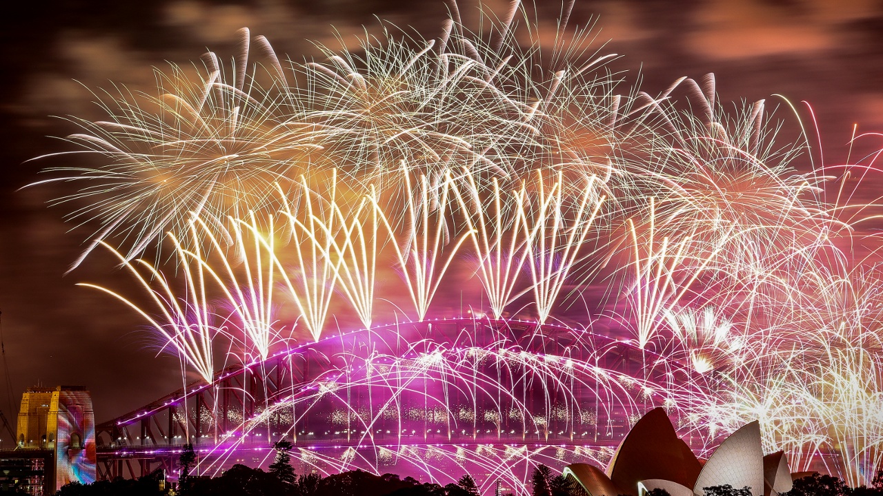 2024-й пришёл: новогодние фейерверки в крупных городах мира