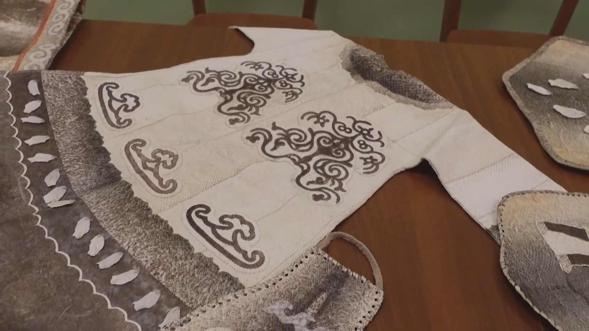 Россиянка 16 лет создаёт удивительные изделия из рыбьей кожи по нанайским традициям