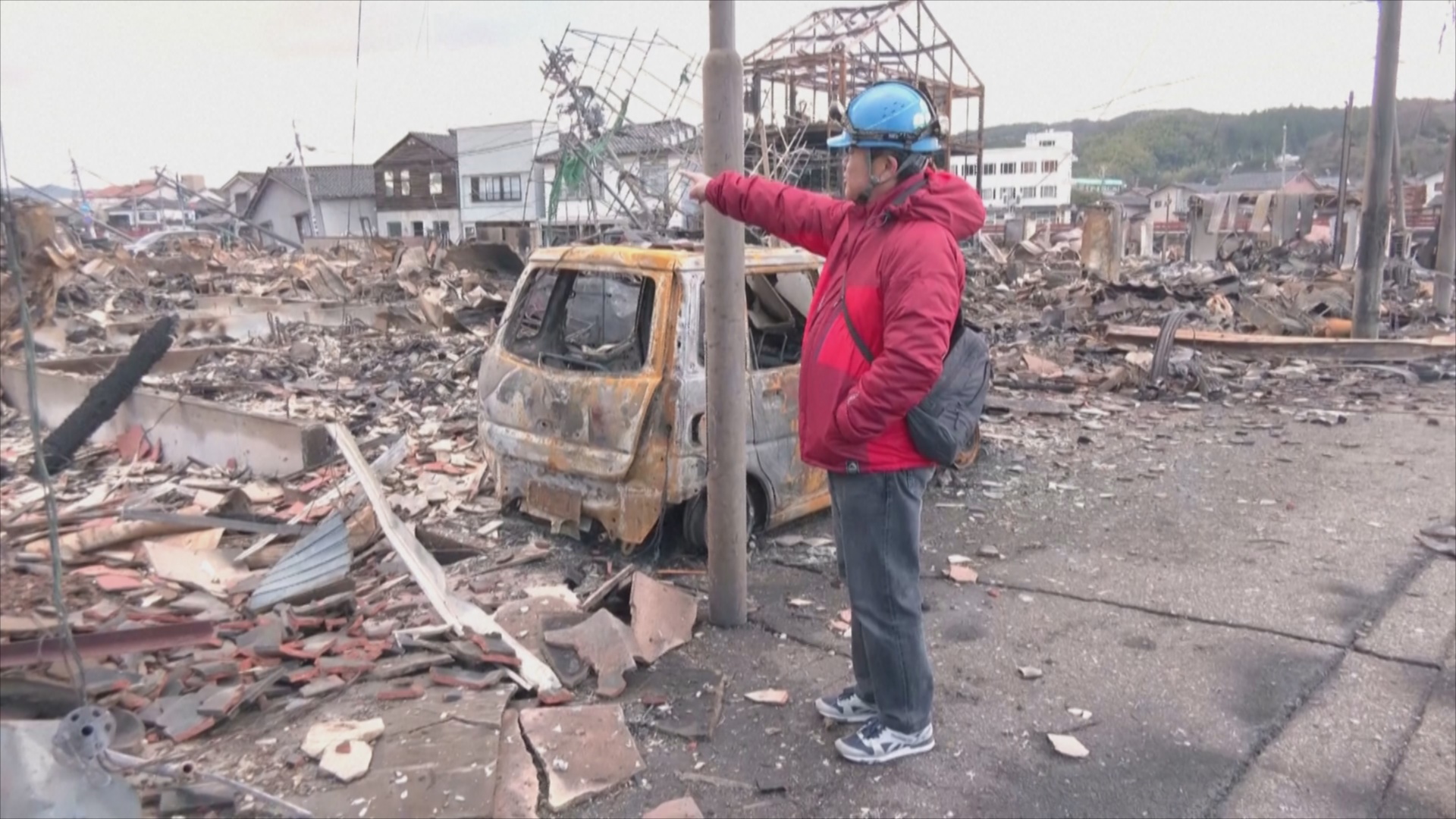 Пострадавшие от землетрясения японцы выстраиваются в очереди за бесплатной едой