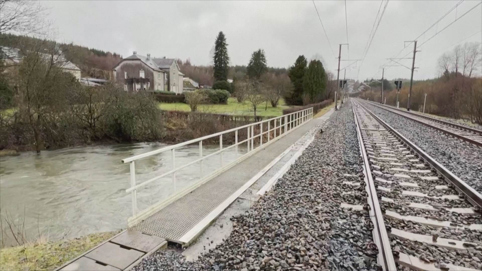 В Бельгии из-за наводнений встало железнодорожное сообщение с Люксембургом