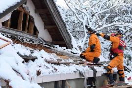 Снегопады затрудняют ликвидацию последствий землетрясения в Японии