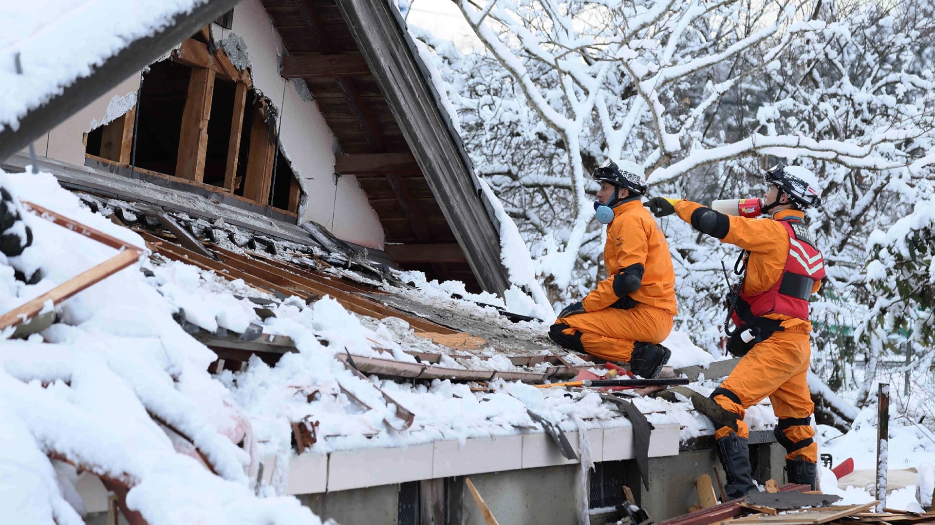 Снегопады затрудняют ликвидацию последствий землетрясения в Японии