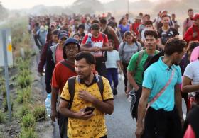 В Мексике разделённый караван мигрантов снова сформировался и идёт в США