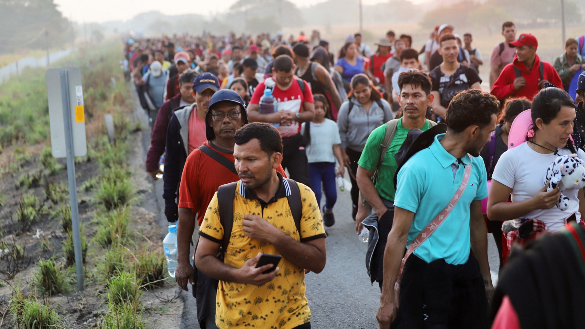 В Мексике разделённый караван мигрантов снова сформировался и идёт в США