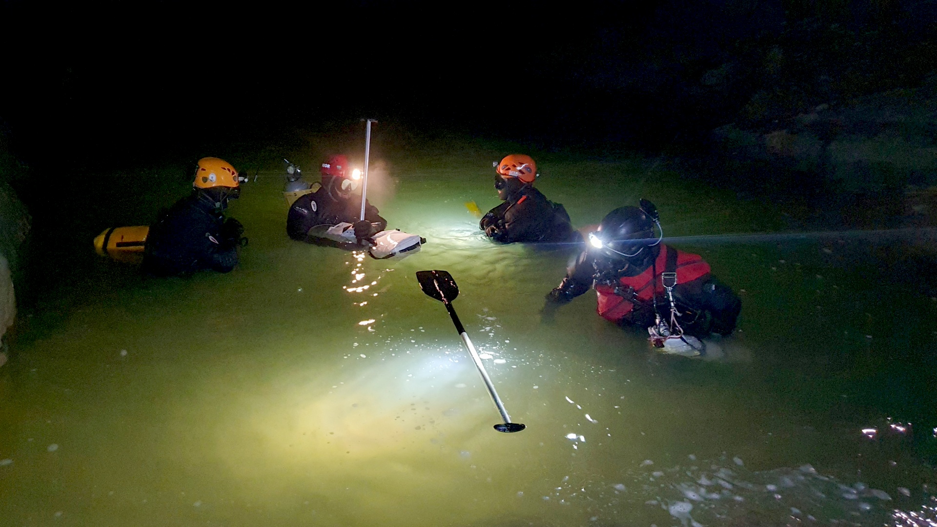 Словенским спасателям удалось вызволить группу туристов из затопленной пещеры