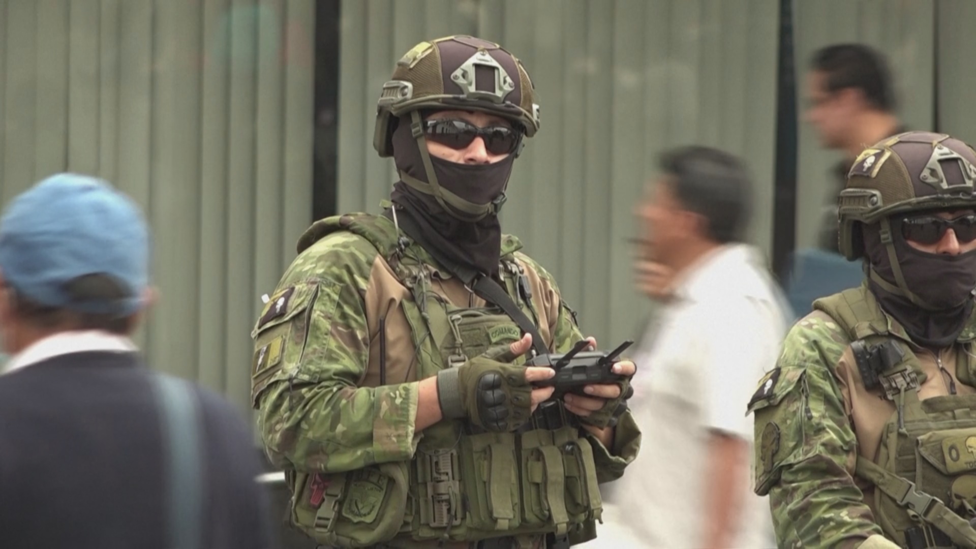 Власти Эквадора объявили войну преступным бандам после серии нападений