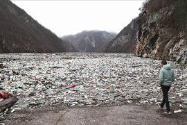 Плавающий мусор на реке Дрина в Боснии вредит туризму