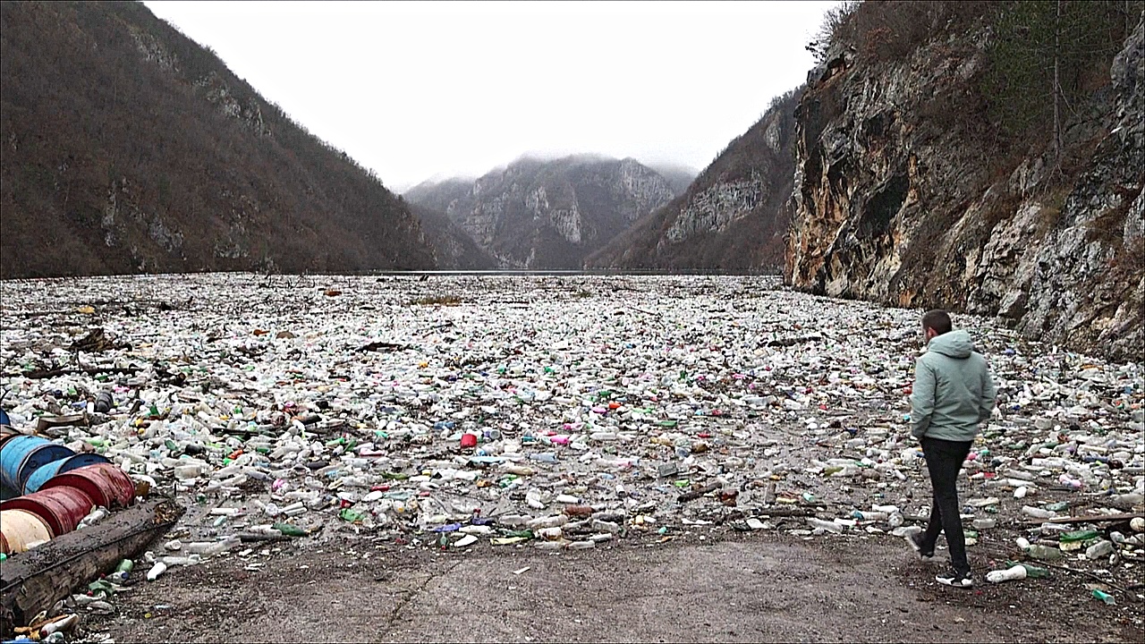 Плавающий мусор на реке Дрина в Боснии вредит туризму