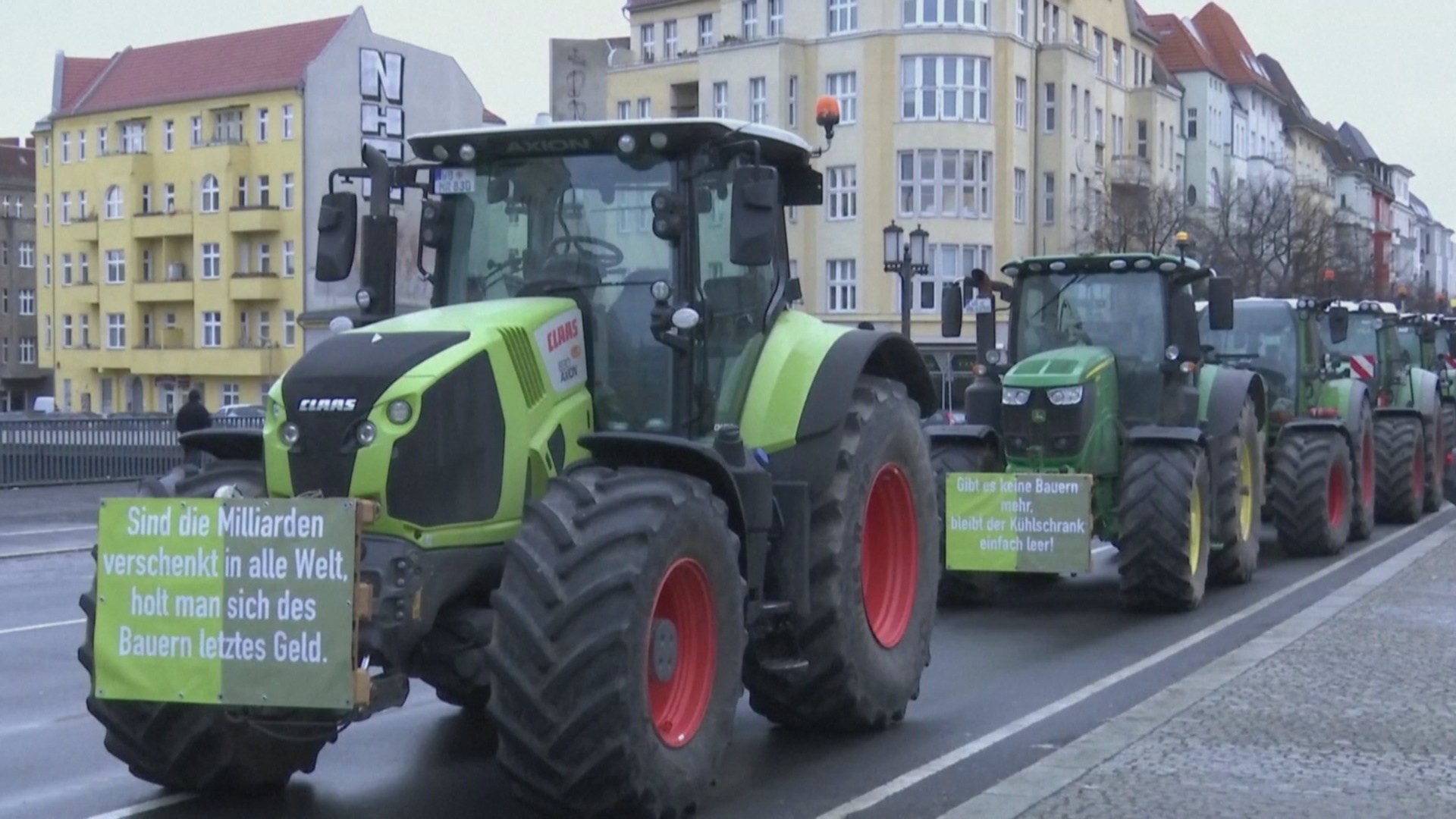Немецкие фермеры приехали на протест в Берлин на тракторах