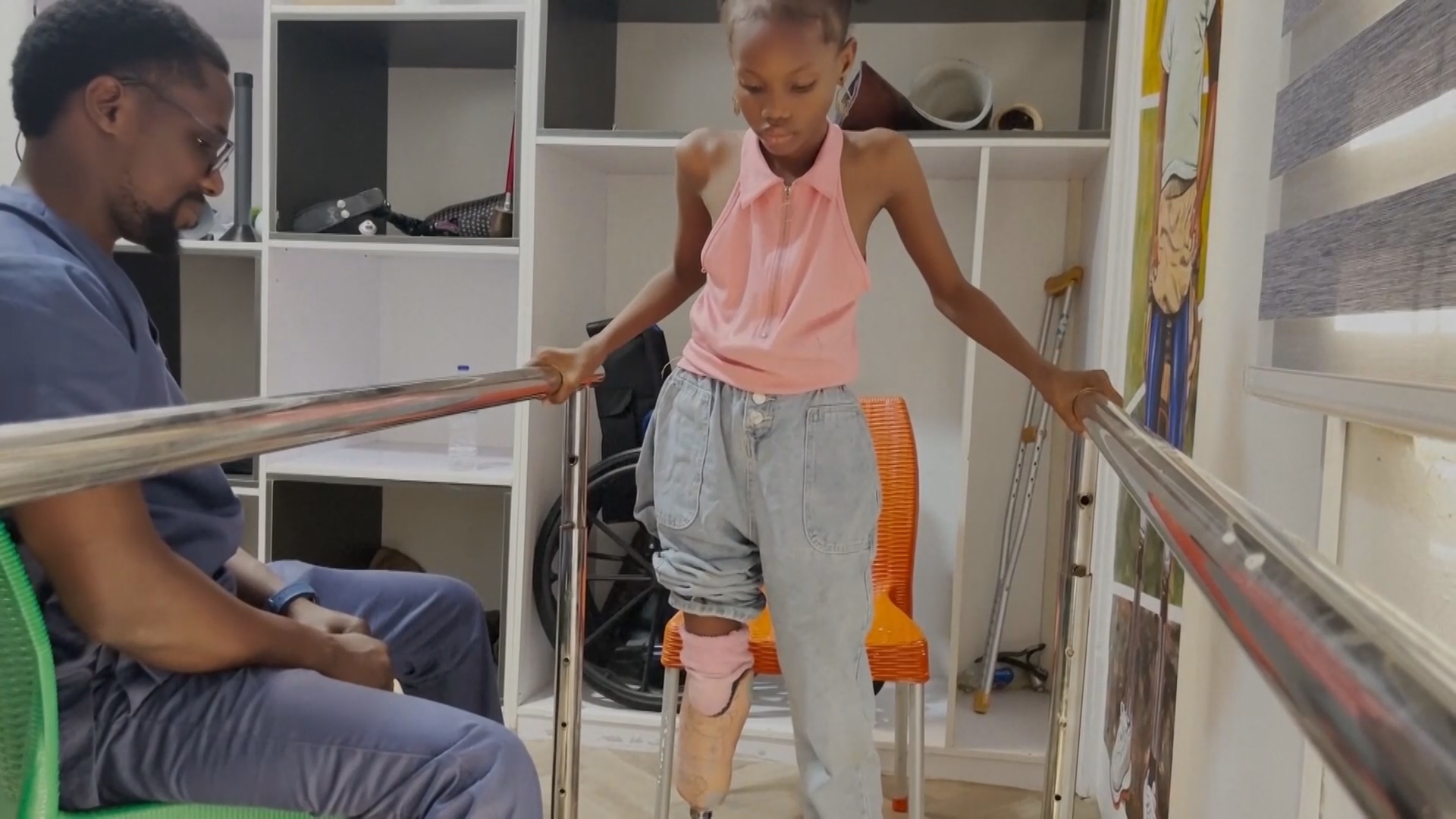 Нигерийской девочке без ноги вернули мечту о будущем