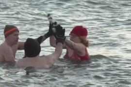 Канадские моржи искупались в озере при минус 10 градусах