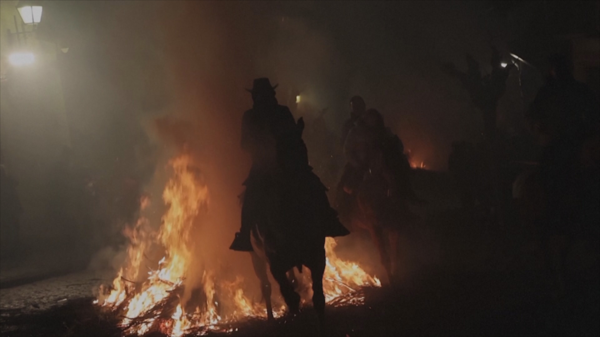 Дым и огонь: 100 лошадей прошли через обряд очищения в Испании