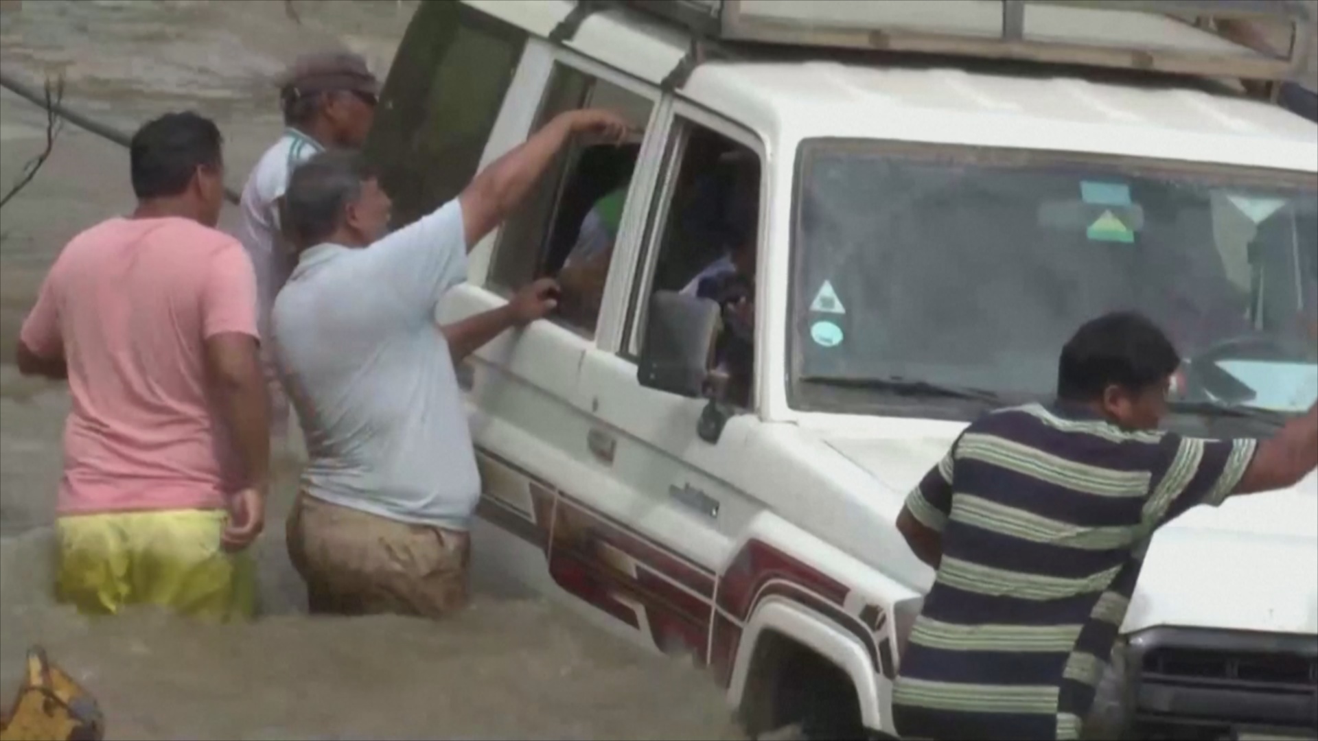 Наводнения в Боливии: люди тонут в своих машинах