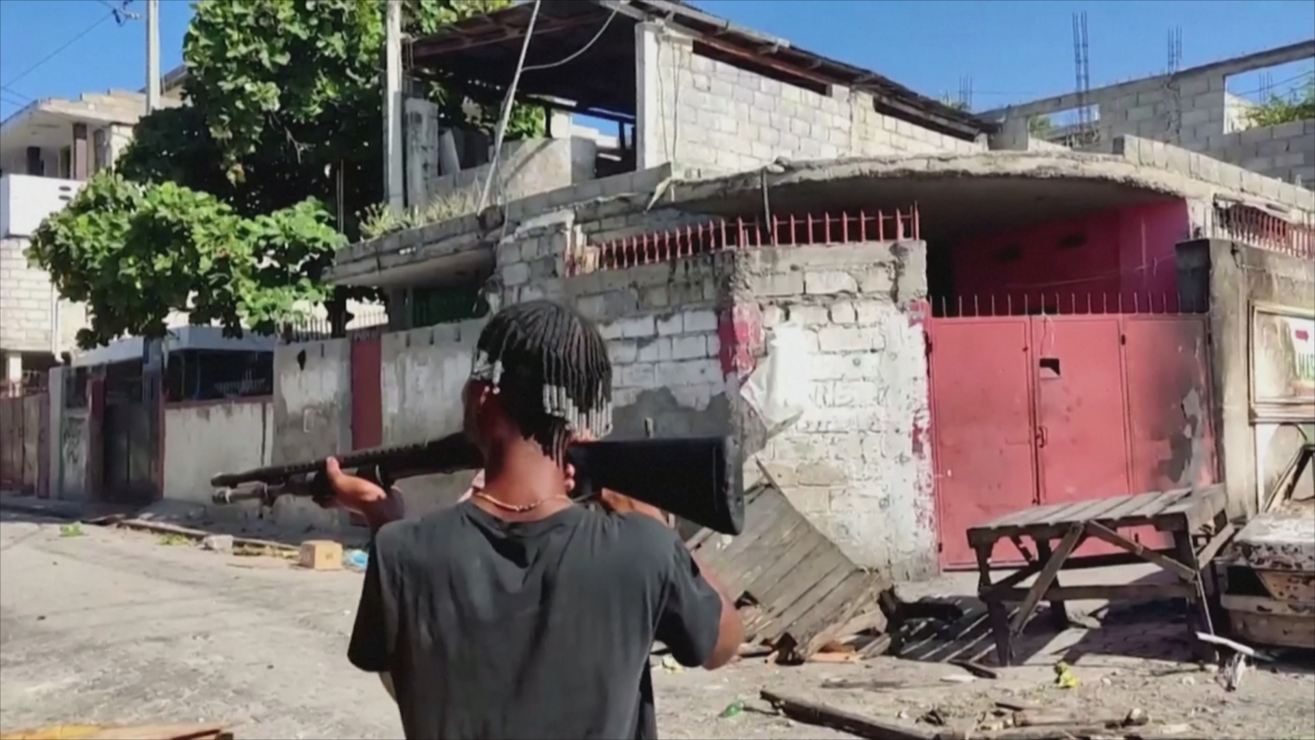 В столице Гаити людей уже почти неделю терроризируют бандиты