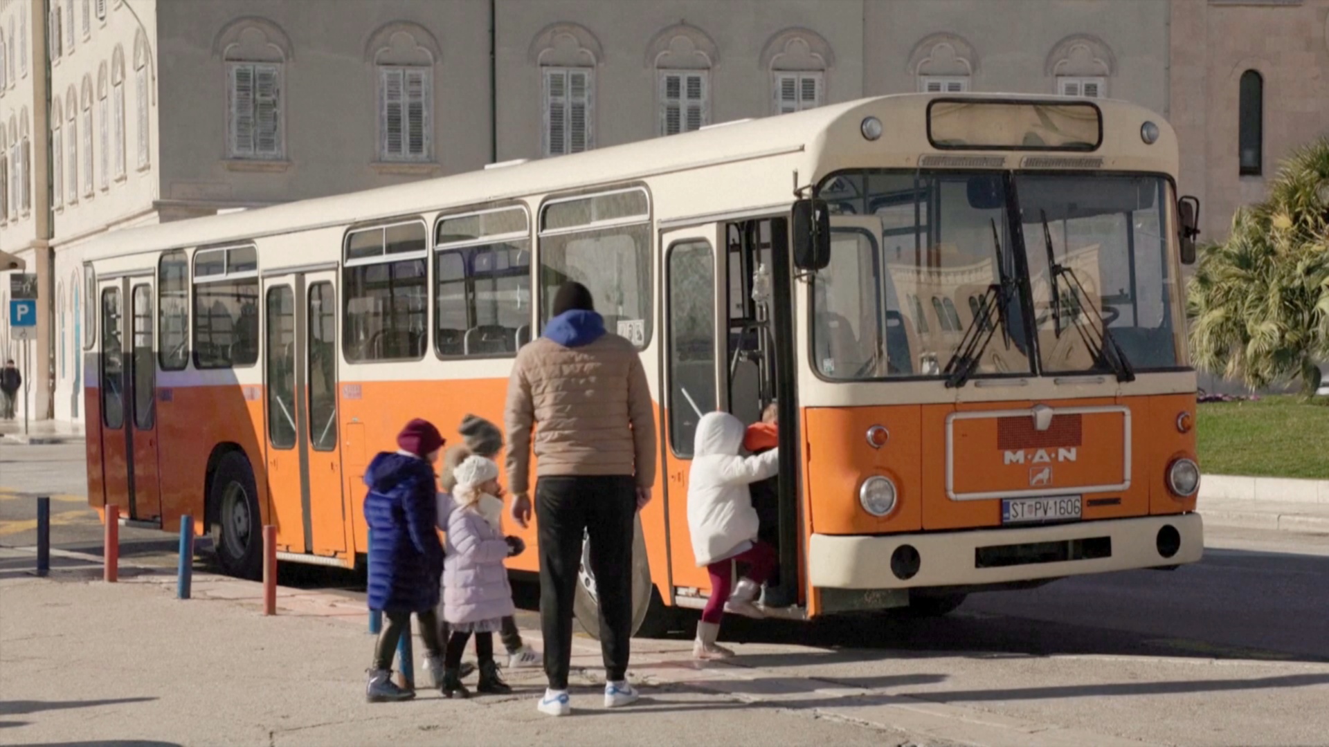 Хорват купил автобус старой модели и бесплатно катает людей
