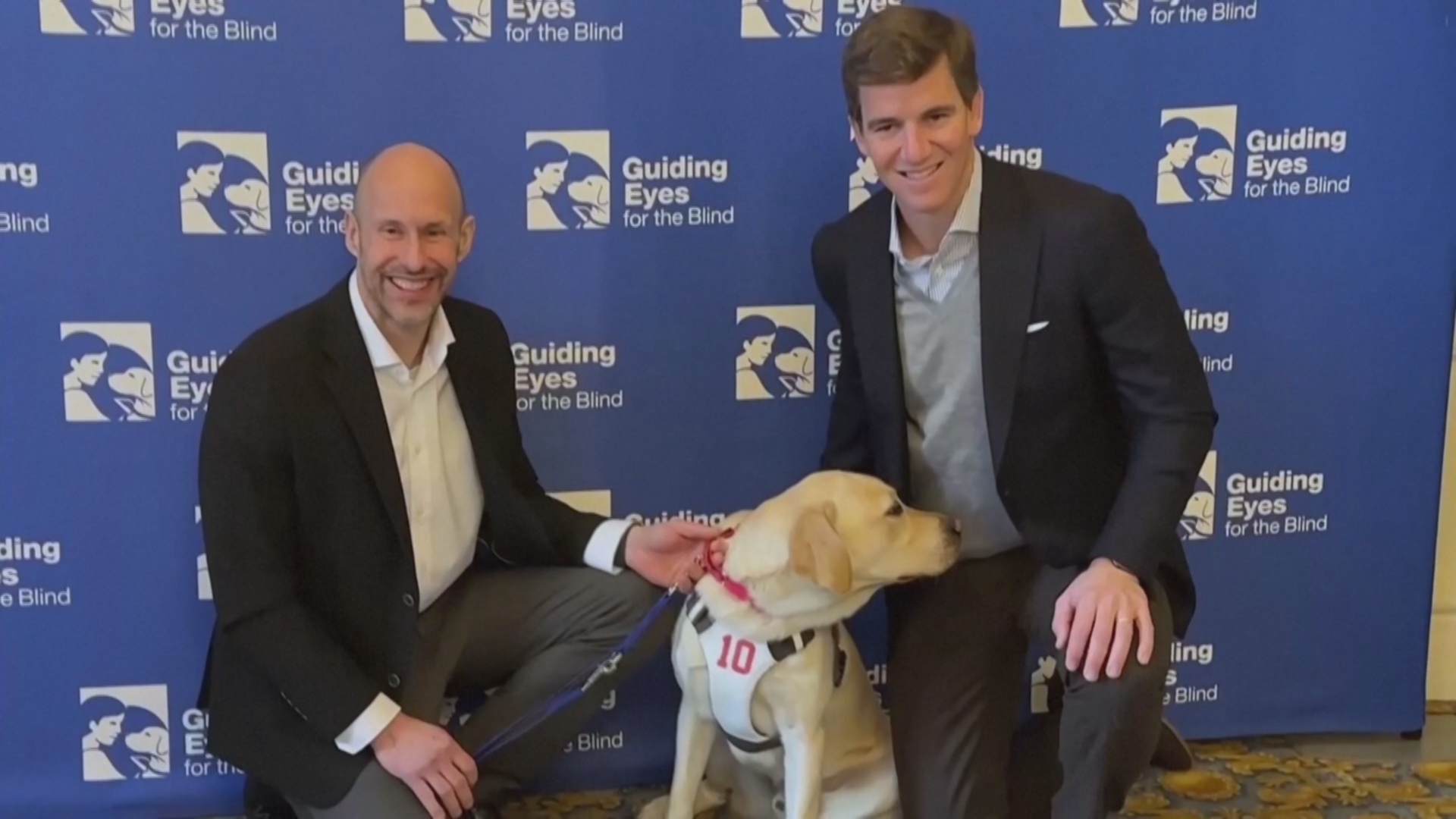 Звезда НФЛ передал собаку-поводыря, названную в его честь, новому владельцу