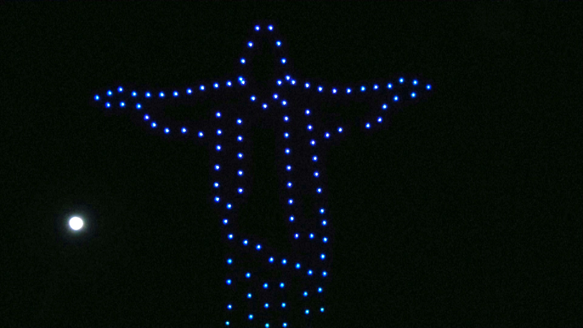 200 дронов показали световое шоу в ночном небе Мадрида