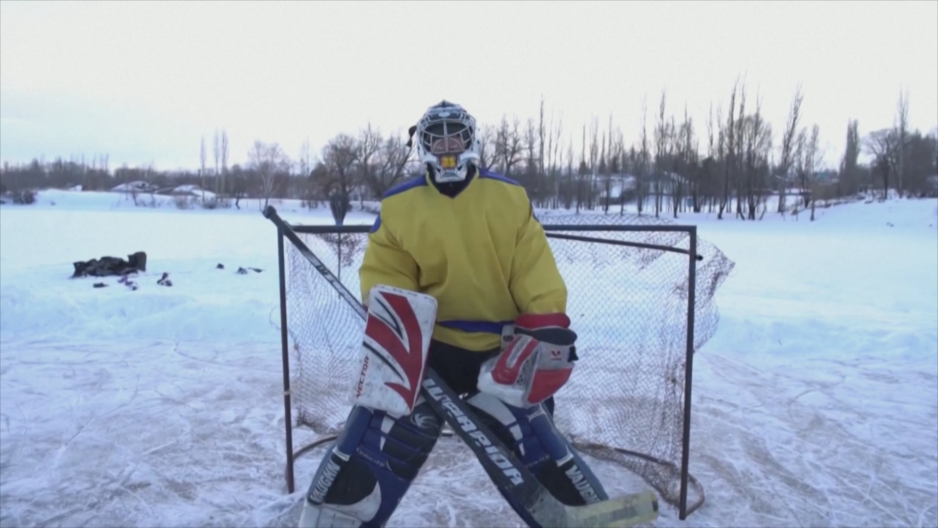 В кыргызском селе каждую зиму играют в хоккей на замёрзшем озере