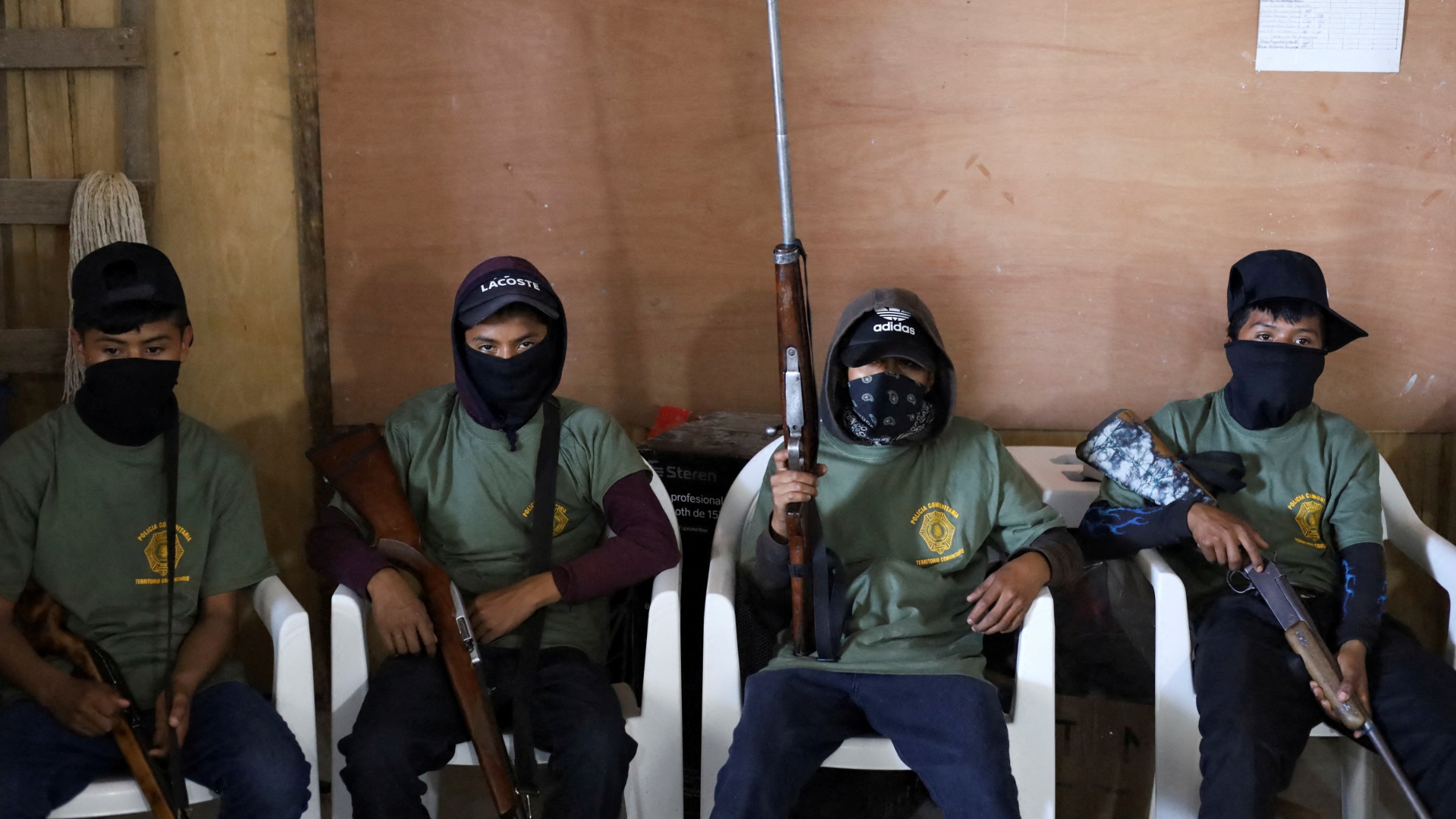 В Мексике 20 детей и подростков получили оружие и вступили в отряд самообороны