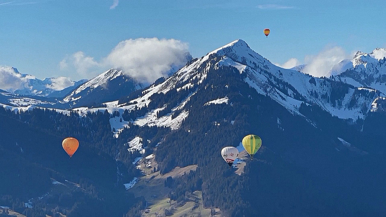 Десятки аэростатов летали над швейцарским городком в альпийской долине