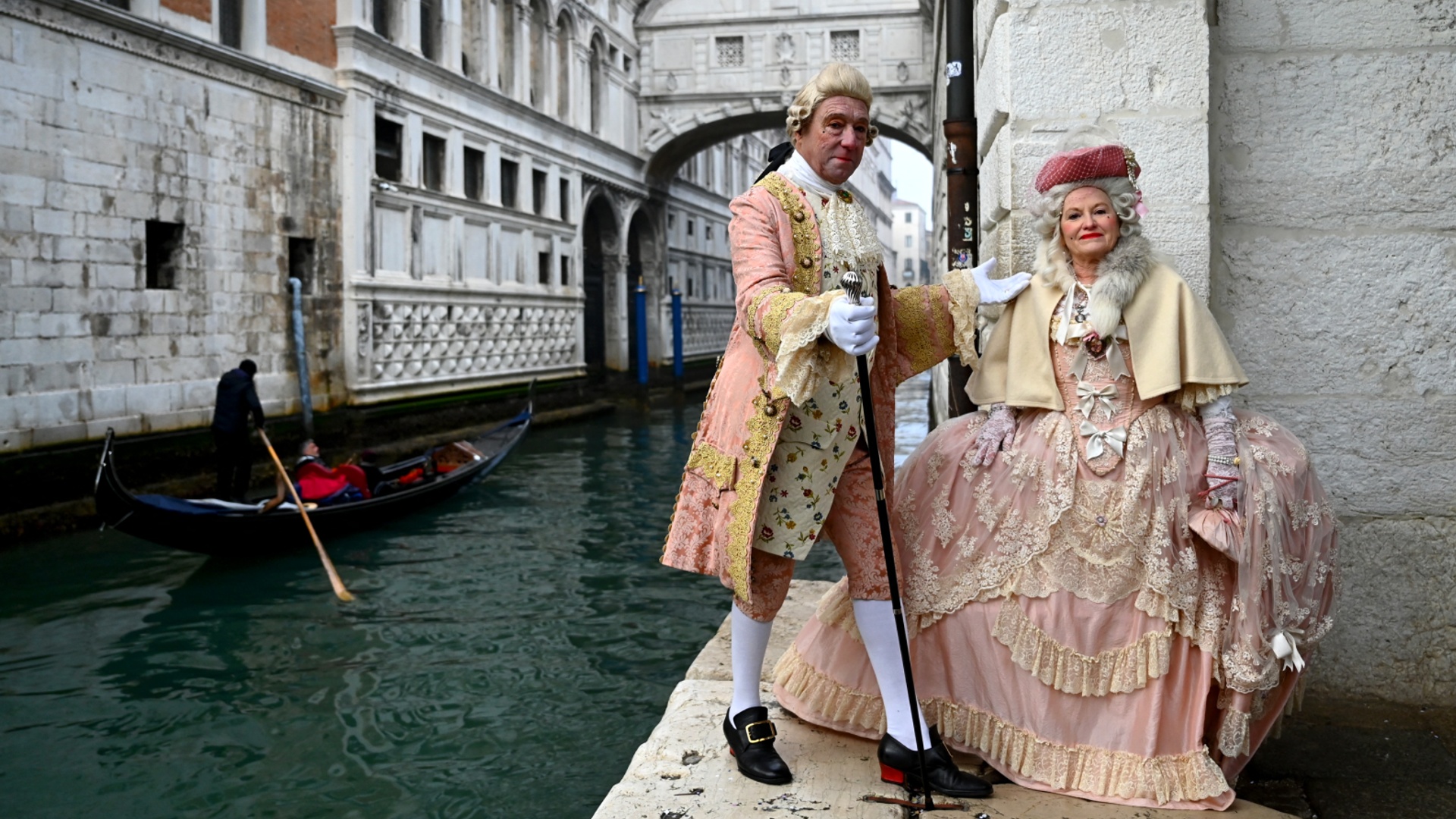 Крыса, фея и Элвис Пресли: Венецианский карнавал открывается парадом гондол