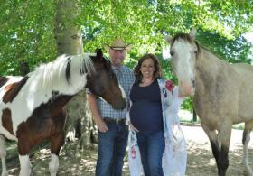 Как лошадь повеселила семейную пару во время фотосессии