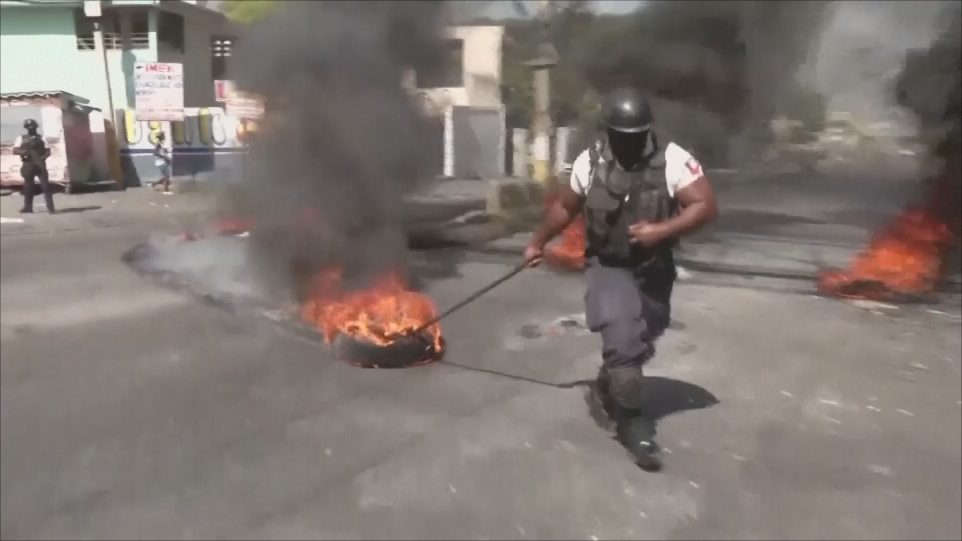 Гаитяне жгут покрышки и требуют от властей остановить банды