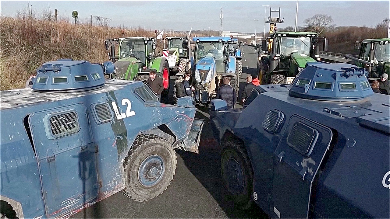 Французские фермеры попытались заблокировать оптовый рынок в Париже