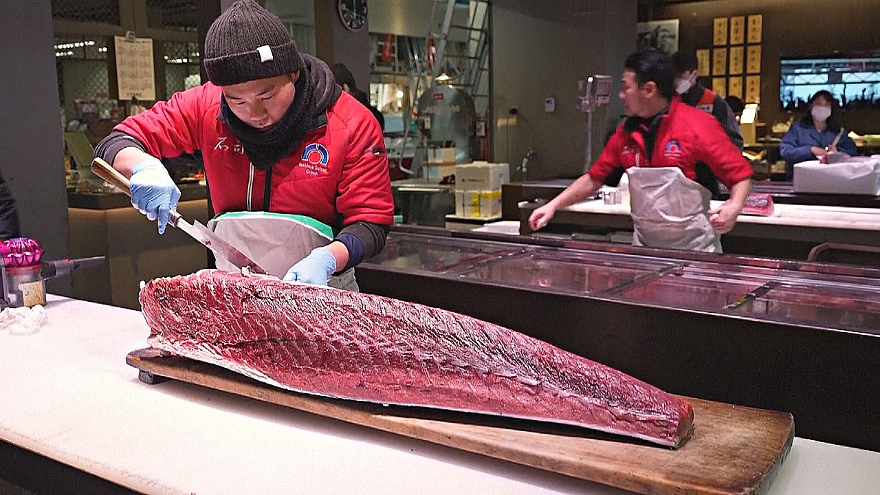 Знаменитый рыбный рынок в Токио привлекает посетителей ресторанами и спа-центром