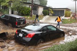 Машины в грязи и реки вместо улиц: вторая атмосферная река пришла в Калифорнию