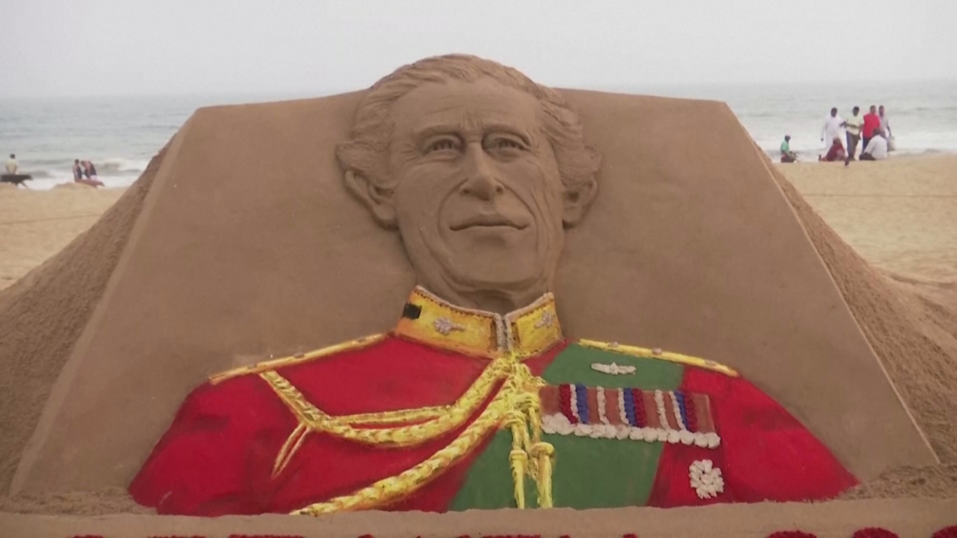 Индиец сделал скульптуру из песка, чтобы пожелать Карлу III скорейшего выздоровления