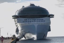 Крупнейший в мире круизный лайнер «Икона морей» в первый раз отправился в плавание с пассажирами