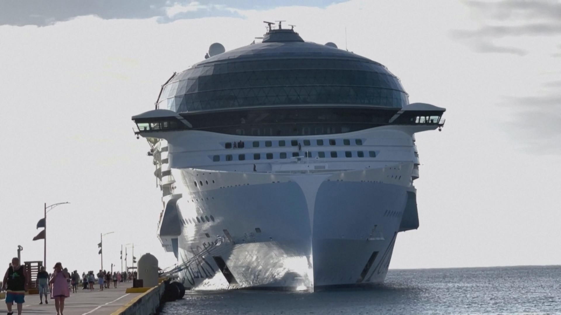 Крупнейший в мире круизный лайнер «Икона морей» в первый раз отправился в плавание с пассажирами