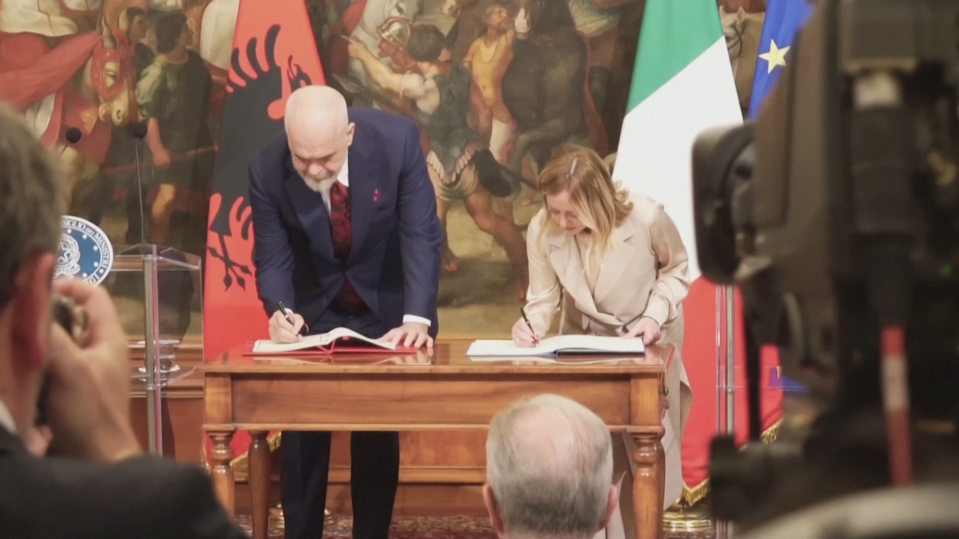 Албания скоро начнёт принимать мигрантов в рамках сделки с Италией