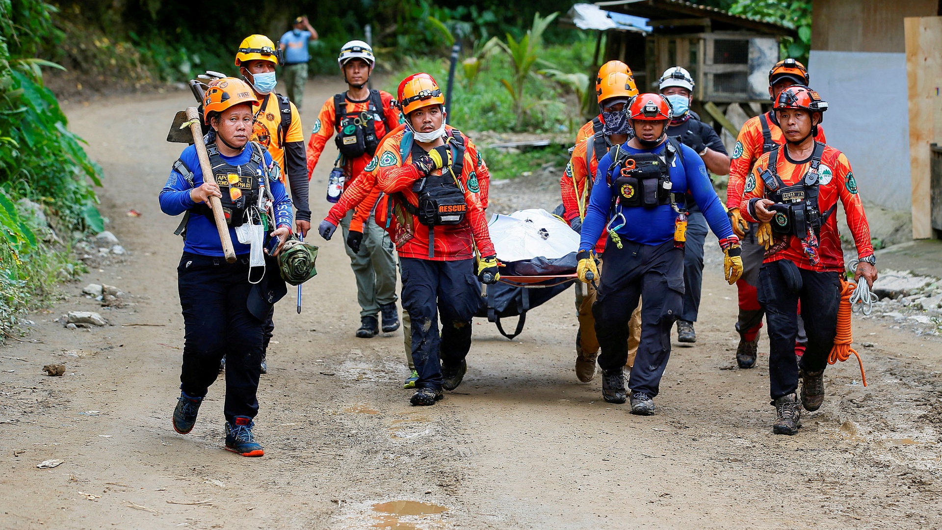 Более 100 человек пропали без вести после схода оползня на Филиппинах