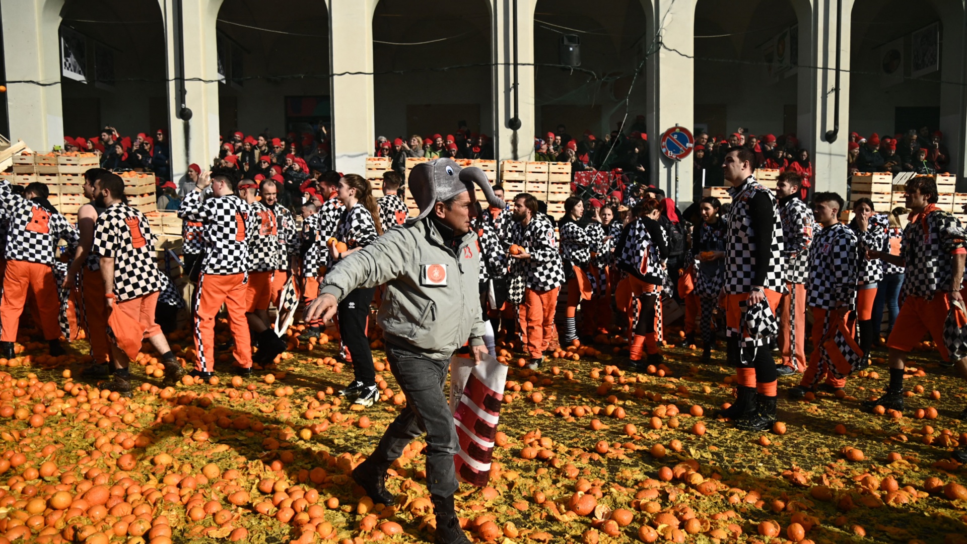Не увернёшься: «Битва апельсинами» разгорелась в Италии