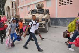 Гаитяне ищут защиты от банд у полицейских участков
