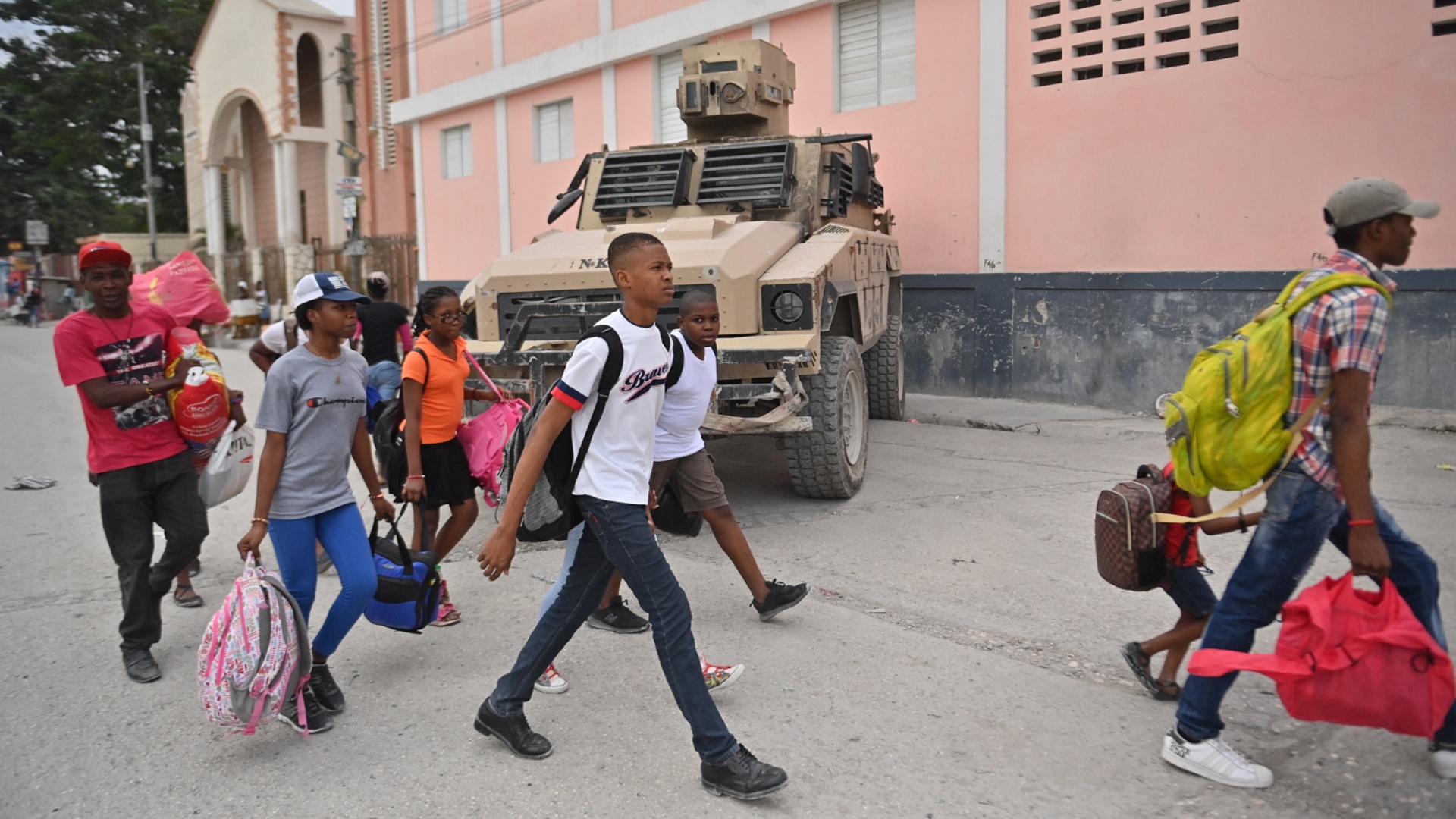 Гаитяне ищут защиты от банд у полицейских участков