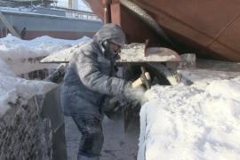 Как рабочие в Якутии «вымораживают» суда изо льда при минус 50°