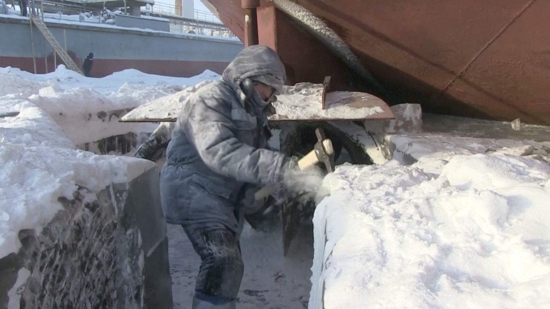 Как рабочие в Якутии «вымораживают» суда изо льда при минус 50°