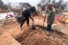 Погорельцы в Чили восстанавливают свои жилища
