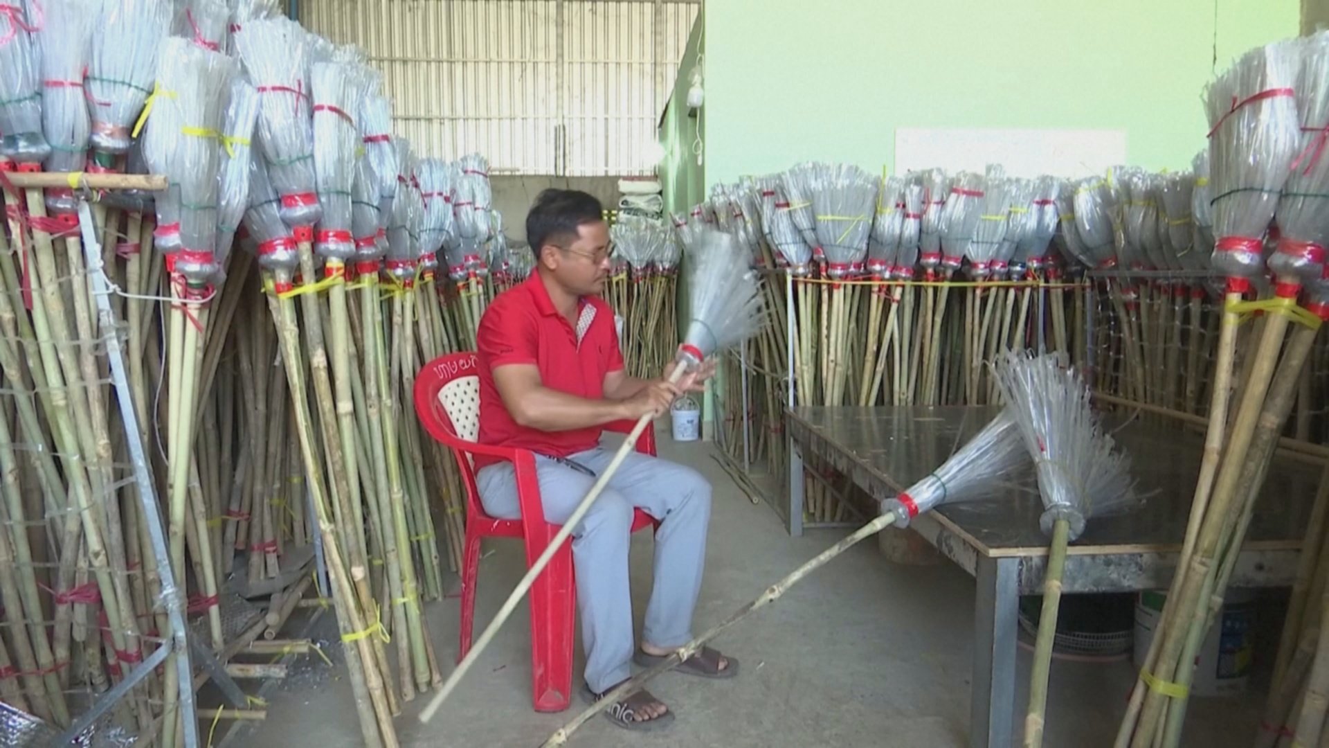 Метла из бутылок: камбоджиец спасает природу от пластика