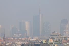 Снова маски: в Милане нечем дышать